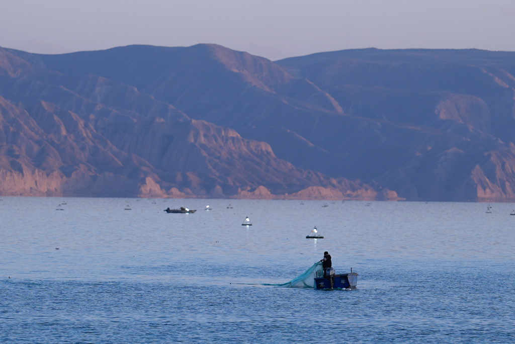 10月17日，一名库区渔民在下网。