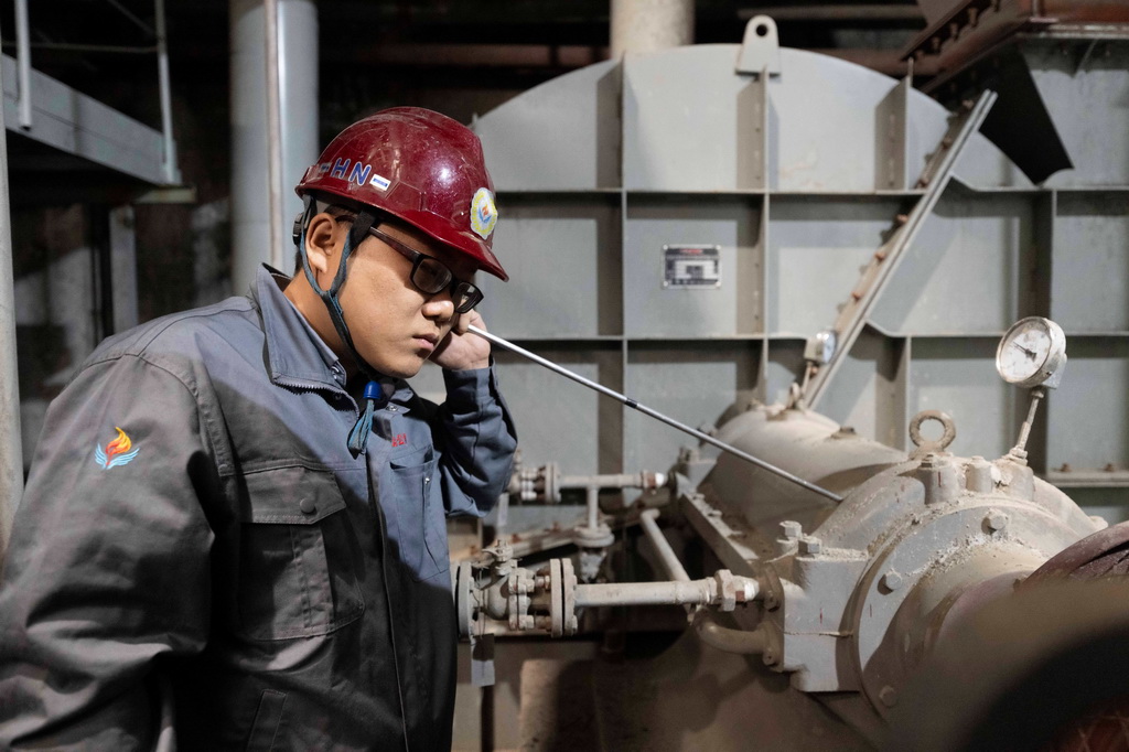 10月20日，在哈尔滨市华能集中供热有限公司，工作人员在检测设备运行情况。