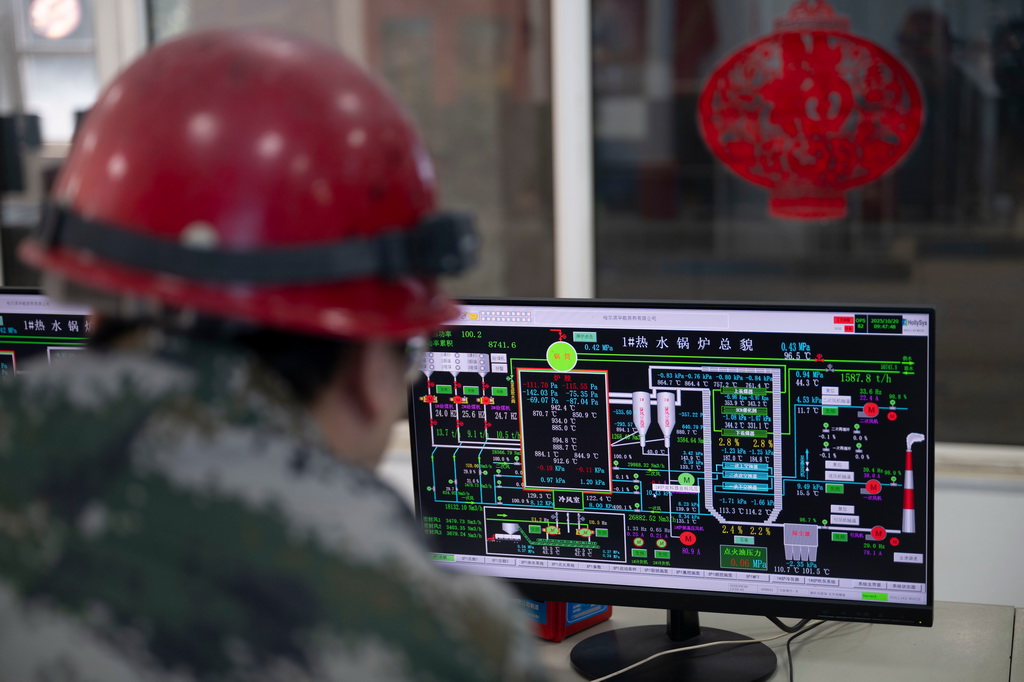 10月20日，在哈尔滨市华能集中供热有限公司锅炉控制室，工作人员在监测设备锅炉运行情况。