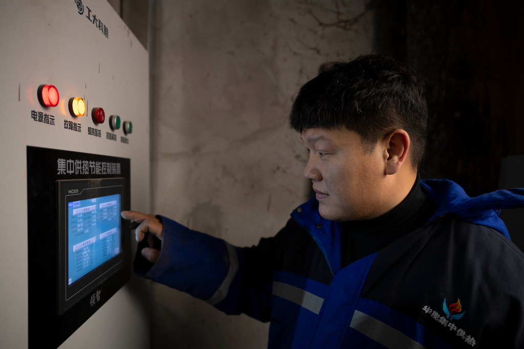 10月20日，在哈尔滨市北五道街85号提标增效换热站，工作人员在检测集中供热节能控制装置。