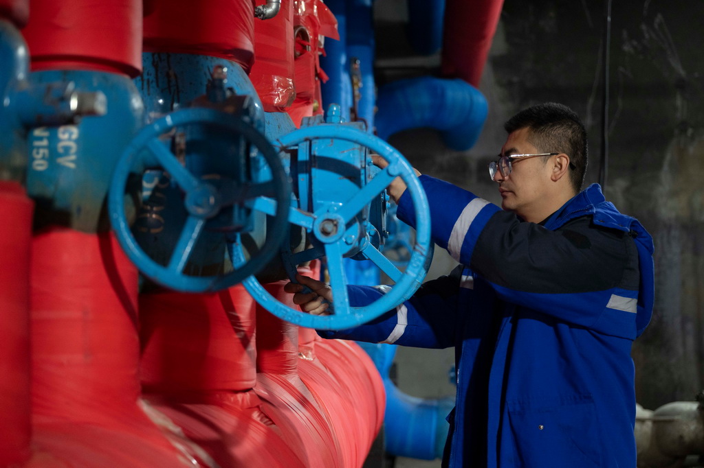 10月20日，在哈尔滨市北五道街85号提标增效换热站，工作人员在调整阀门。