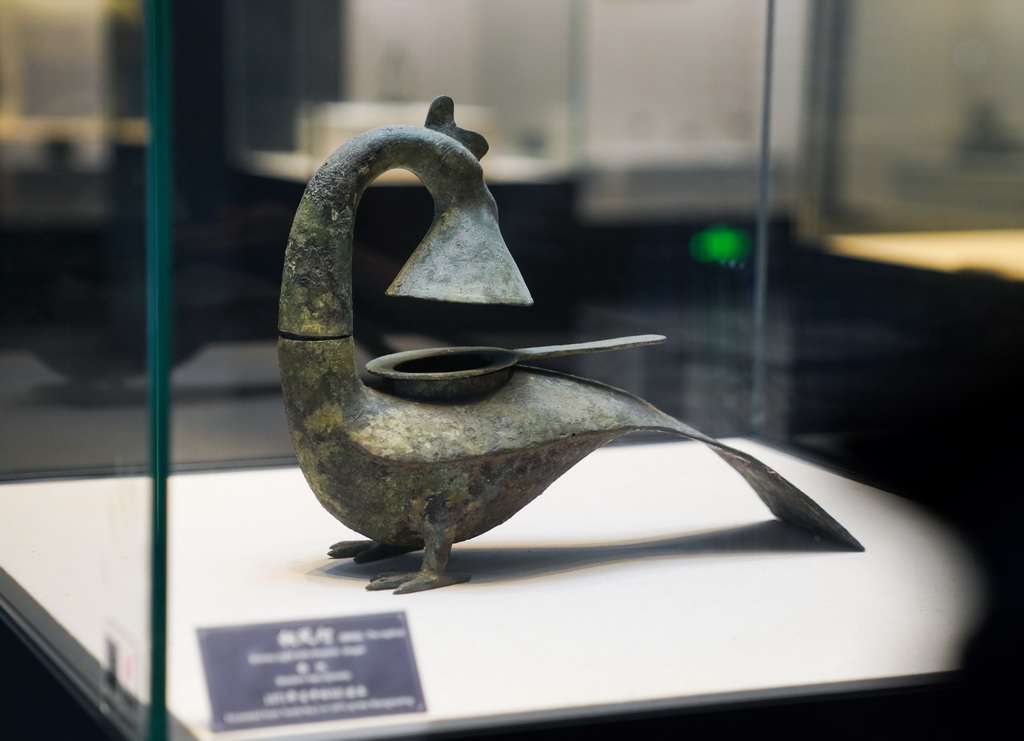 这是10月21日在广西合浦汉代文化博物馆拍摄的铜凤灯。