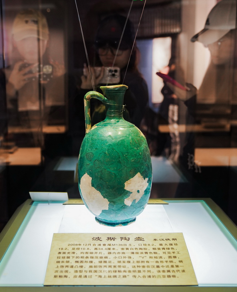 10月21日，游客在广西合浦汉代文化博物馆拍摄波斯陶壶。