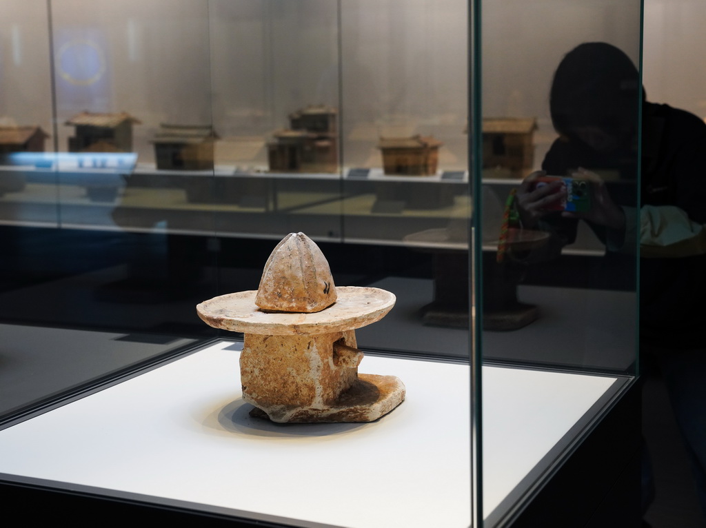 10月21日，游客在广西合浦汉代文化博物馆拍摄莲花顶。