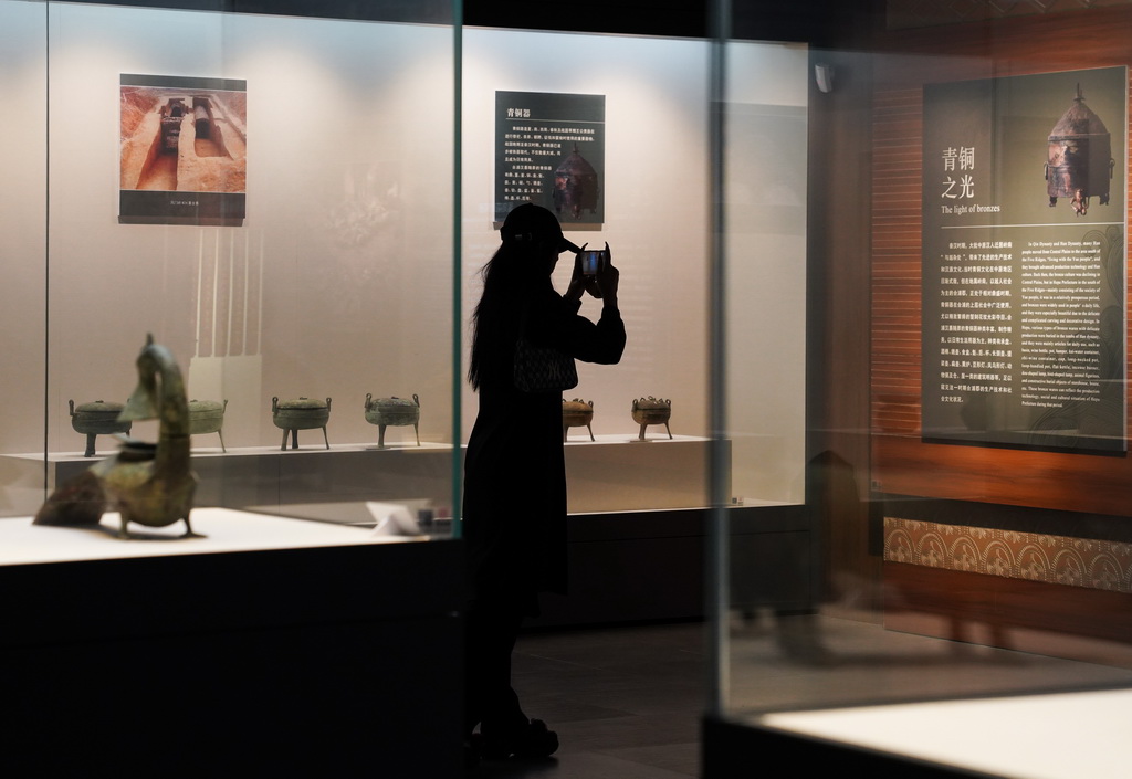 10月21日，游客在广西合浦汉代文化博物馆参观。