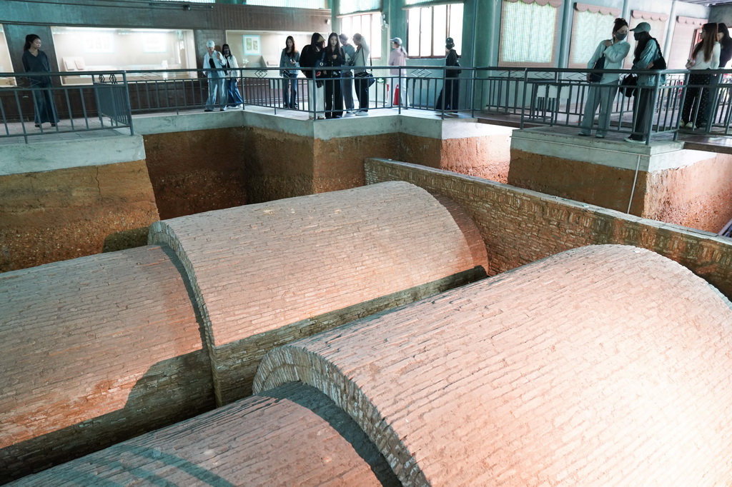 10月21日，游客在广西合浦汉代文化博物馆的汉墓保护展示厅参观。