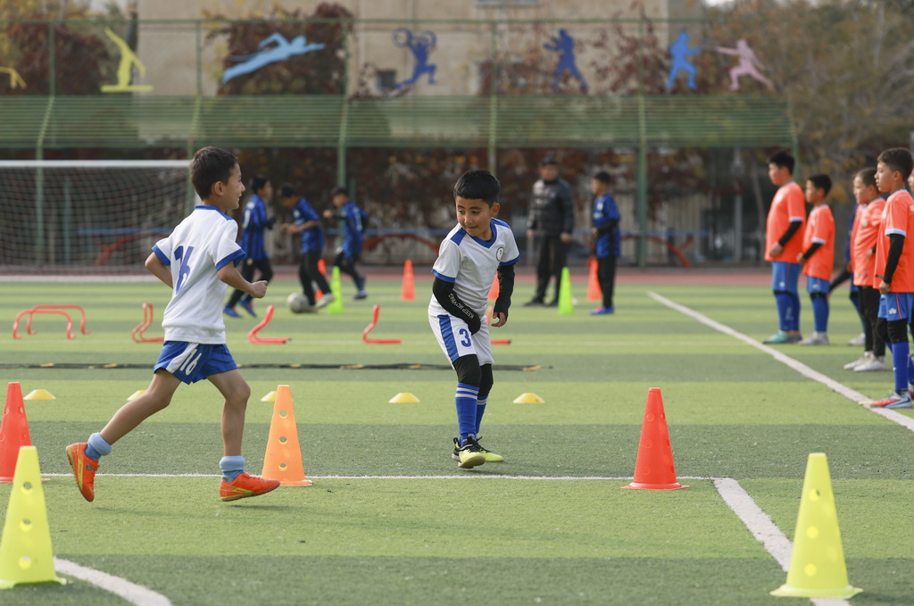 10月17日，在乌鲁木齐市第121小学，足球队学生在进行日常训练。新华社记者 王菲 摄