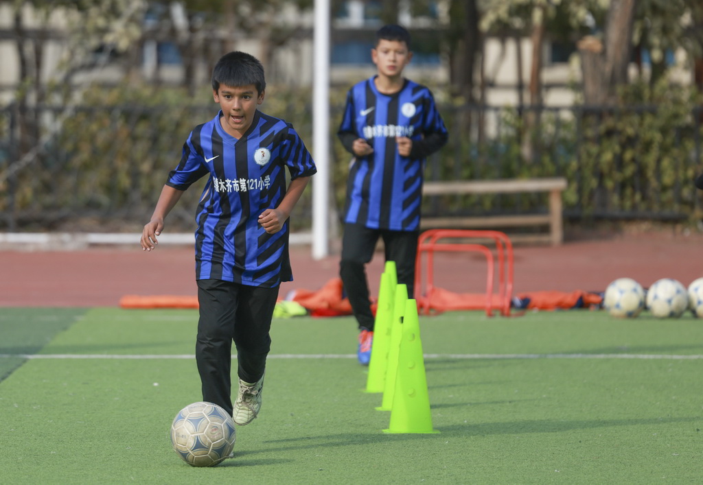 10月17日，在乌鲁木齐市第121小学，足球队学生在进行日常训练。新华社记者 王菲 摄