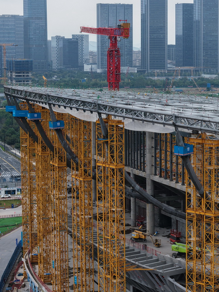 10月21日拍摄的余杭国际体育中心工程足球场项目（无人机照片）。据了解，足球场钢结构设计总重量达42000吨，其中屋盖钢结构占18000吨。