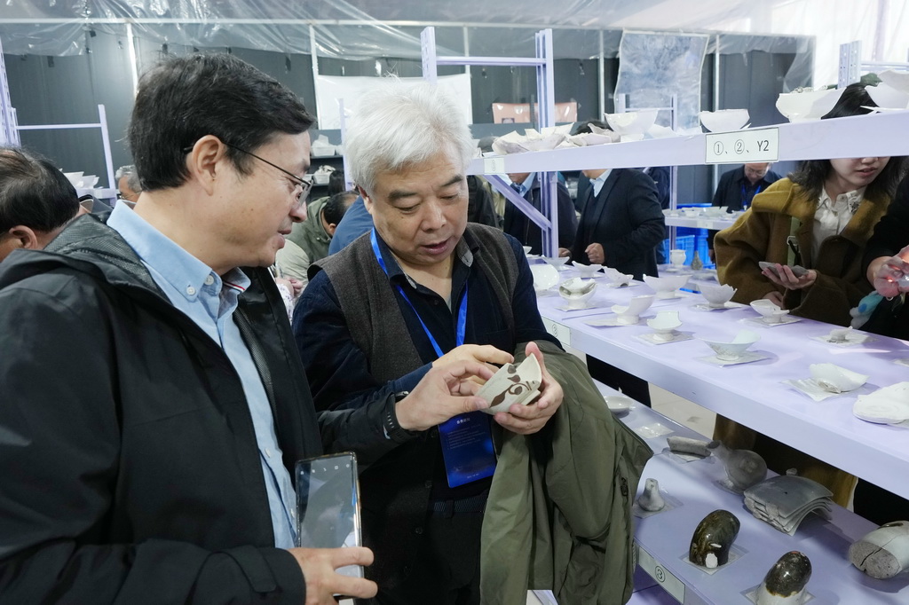 考古学家们在苏峪口瓷窑址考古队文物库房内对出土瓷器进行考察（10月13日摄）。新华社记者 王鹏 摄