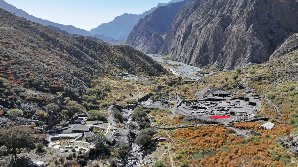 这是位于宁夏回族自治区贺兰山苏峪口内的西夏瓷窑址全景（无人机照片，10月13日摄）。新华社记者 王鹏 摄