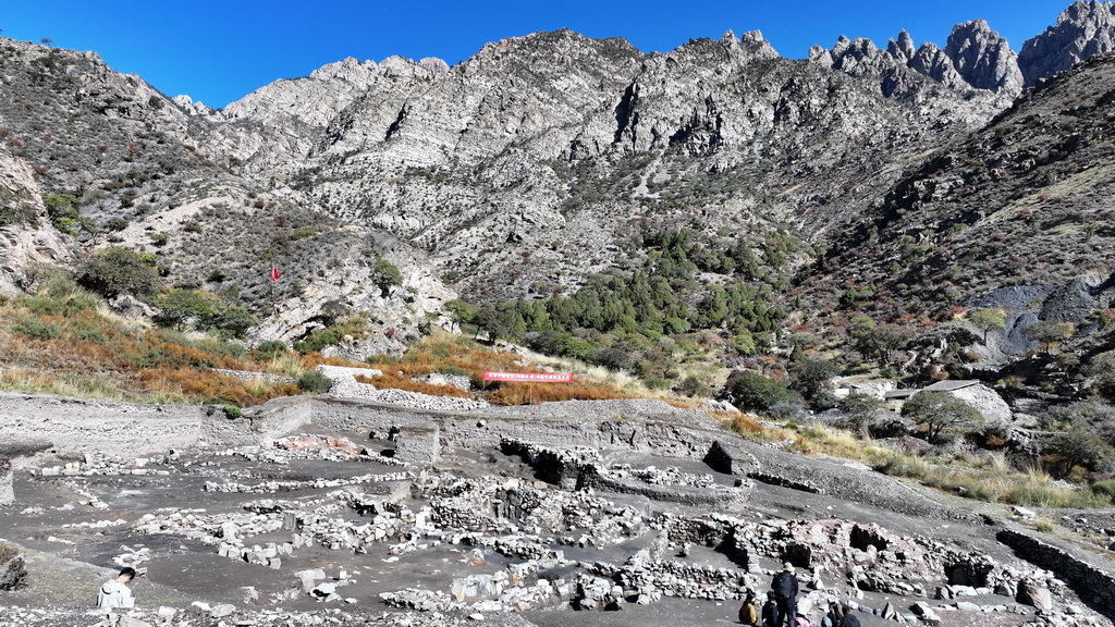 这是位于宁夏回族自治区贺兰山苏峪口内的西夏瓷窑址2024-2025年度发掘区（无人机照片，10月13日摄）。新华社记者 王鹏 摄