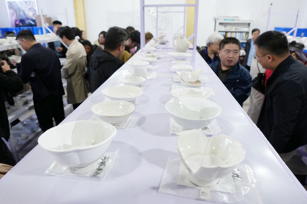 考古学家们在苏峪口瓷窑址考古队文物库房内对出土瓷器进行考察（10月13日摄）。新华社记者 王鹏 摄