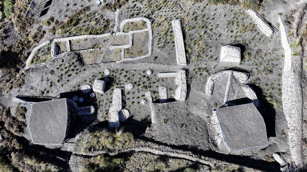 这是从空中俯瞰苏峪口瓷窑址中经过半展示性回填保护的2021-2023年度发掘区（无人机照片，10月13日摄）。新华社记者 王鹏 摄