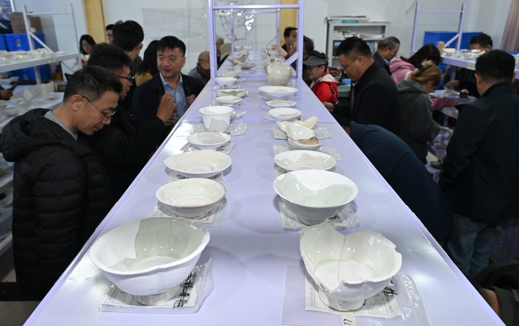 考古学家们在苏峪口瓷窑址考古队文物库房内对出土瓷器进行考察（10月13日摄）。新华社记者 李贺 摄