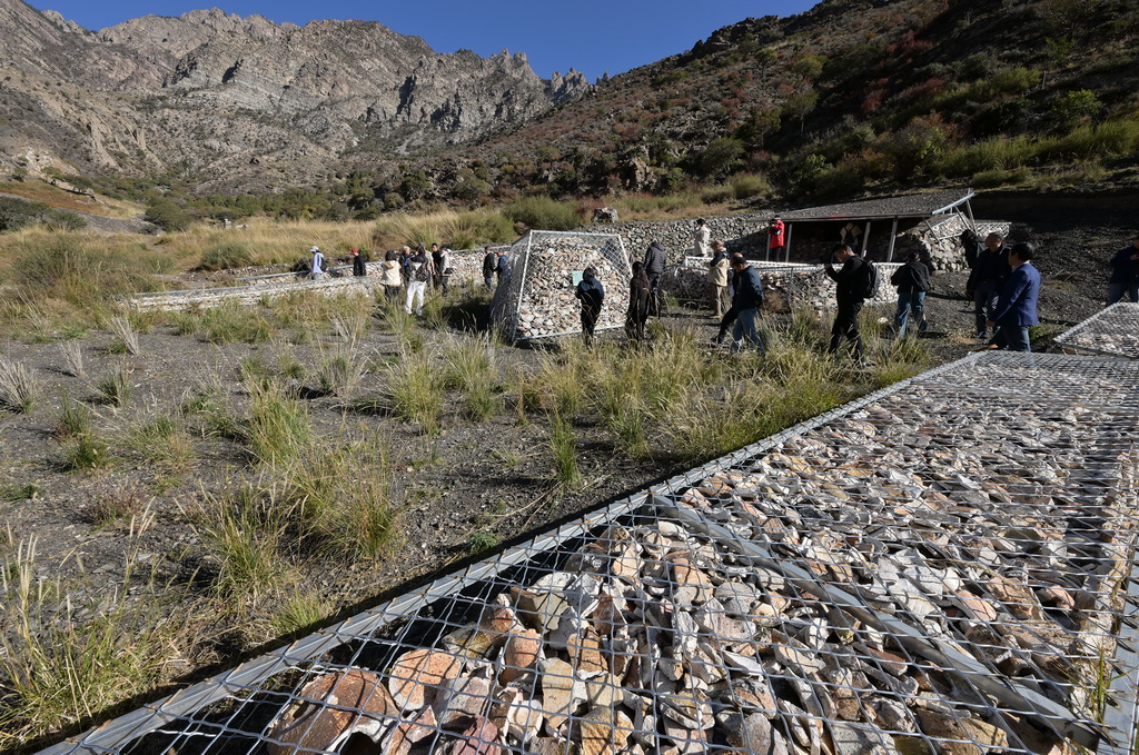 为更好保护和展示苏峪口瓷窑遗址，考古队工作人员使用牛毛毡和发掘出土的匣钵残片以及铁丝网将2021-2023年度发掘区遗迹进行了回填保护并原址展示（10月13日摄）。新华社记者 李贺 摄
