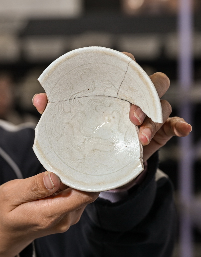 工作人员在苏峪口瓷窑址考古队文物库房内展示发掘出土的带有刻划花纹的瓷器残片（10月13日摄）。新华社记者 李贺 摄