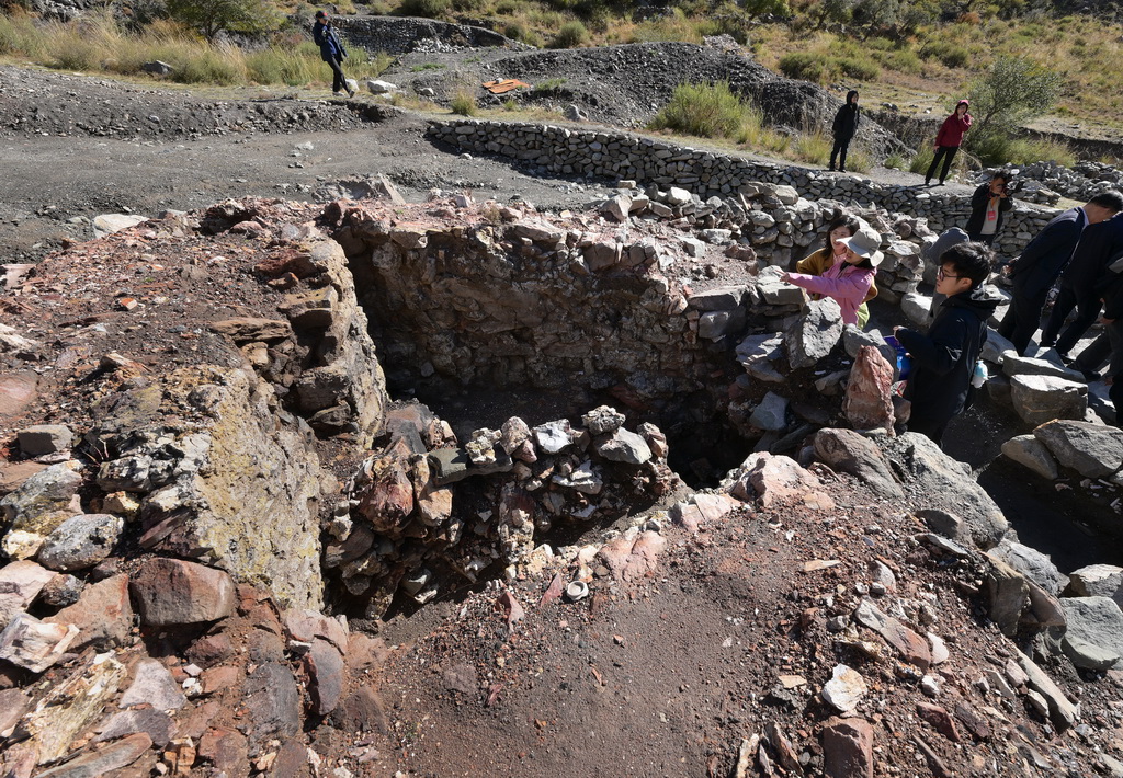 考古学家们在苏峪口瓷窑址2024年度发掘区考察一处发掘出土的窑炉遗迹（10月13日摄）。新华社记者 李贺 摄