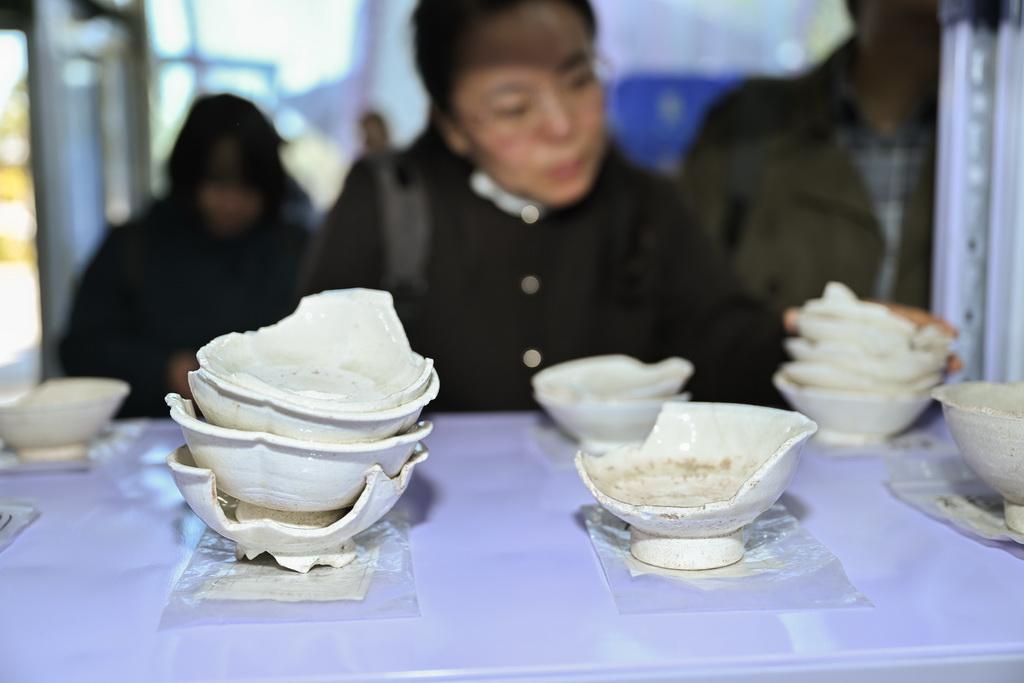 在苏峪口瓷窑址考古队文物库房内摆放着大量出土的白瓷器物标本（10月13日摄）。新华社记者 李贺 摄