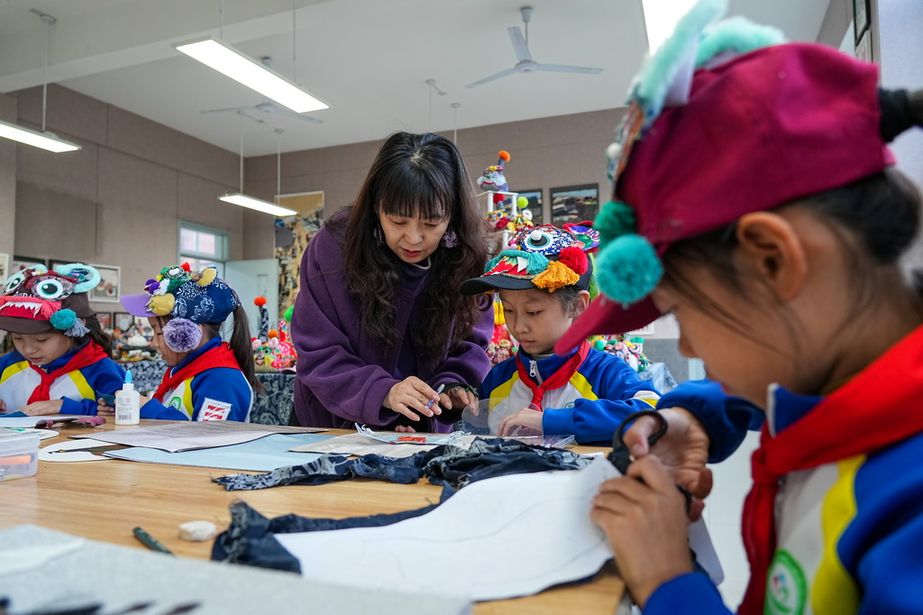 10月22日，淄博市博山区四十亩地小学教师韩晓英在辅导学生创作布贴画。