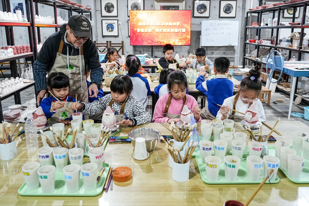 10月22日，淄博市博山区中心路小学学生在学习陶瓷制作技艺。