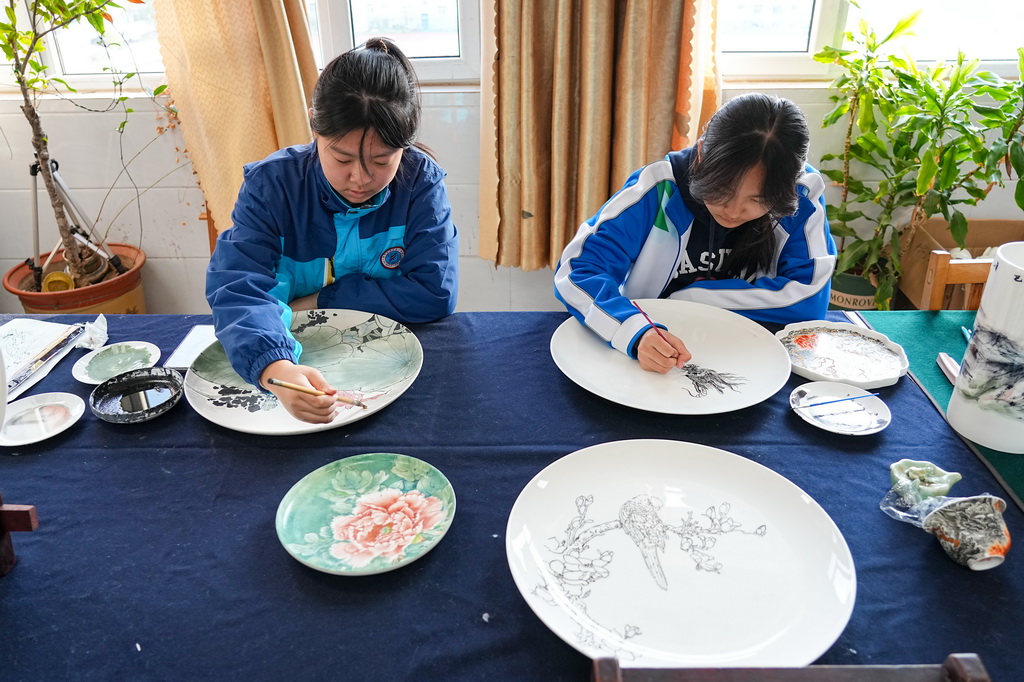 10月22日，淄博市博山第六中学学生在创作陶瓷彩绘。