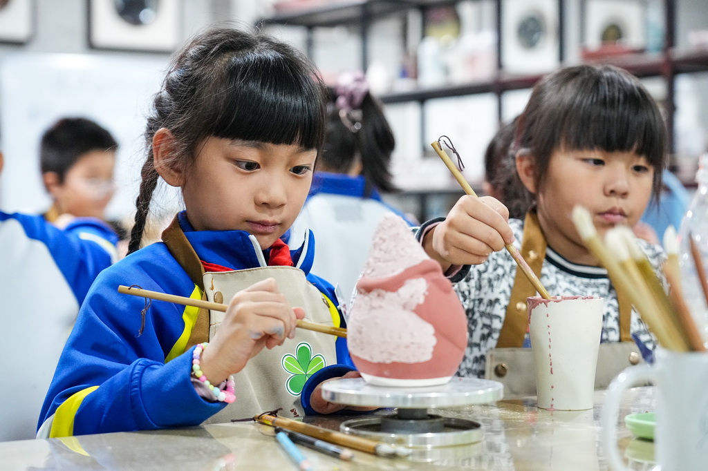 10月22日，淄博市博山区中心路小学学生在学习陶瓷制作技艺。