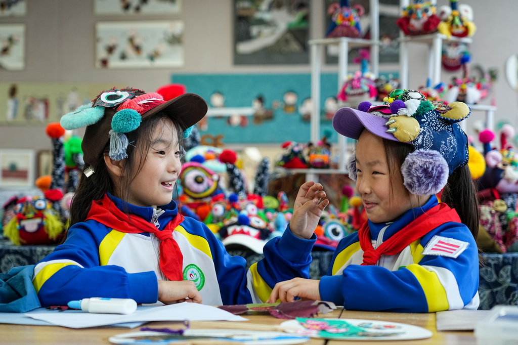 10月22日，淄博市博山区四十亩地小学学生头戴自己创作的布贴画头饰。