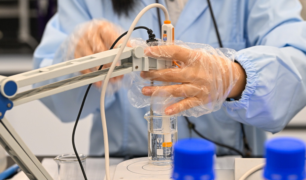 海口海关工作人员在海口海关技术中心实验室工作（10月22日摄）。