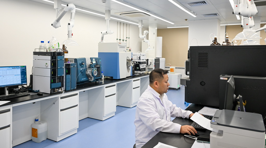 海口海关工作人员在海口海关技术中心实验室工作（10月22日摄）。