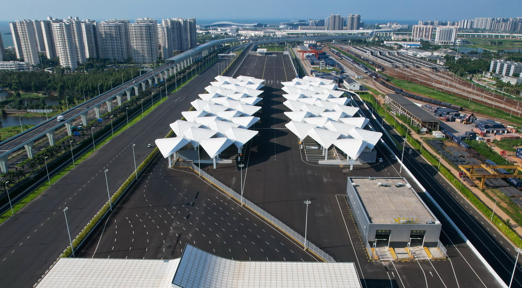 这是9月23日拍摄的海口新海港和南港“二线口岸”（货运）集中查验场海关查验区（无人机照片）。