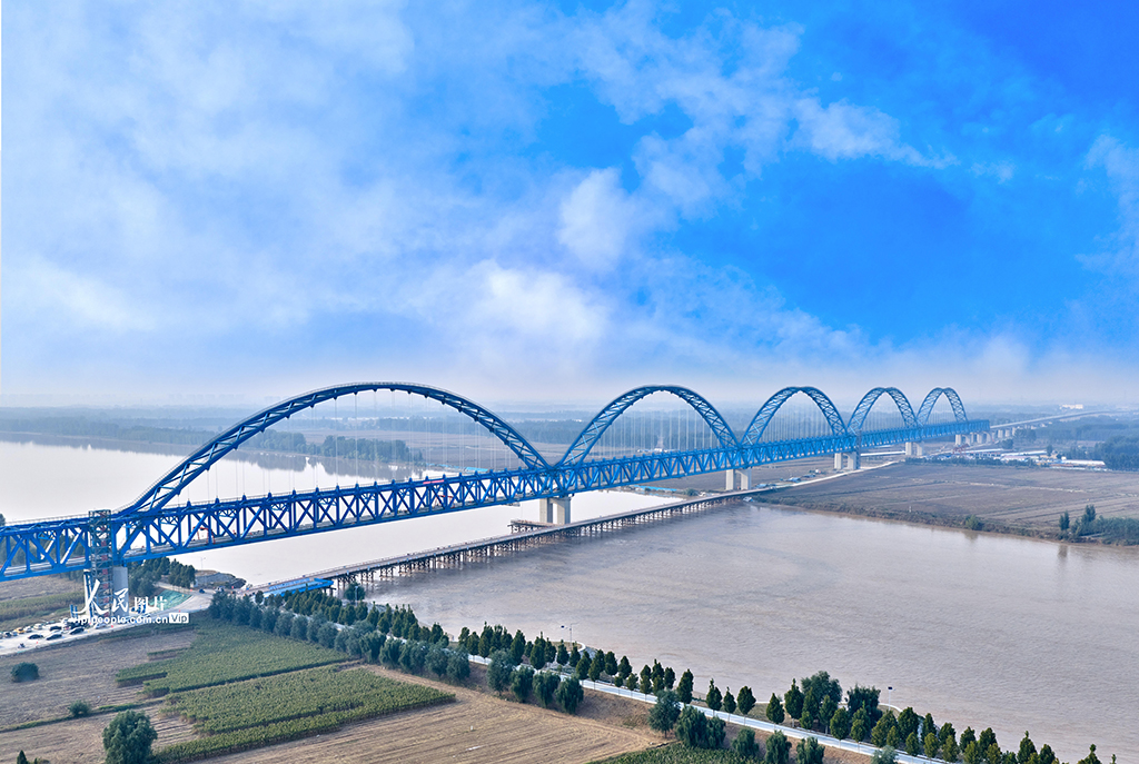 山东梁山：黄河特大桥无砟轨道工程全部完工【2】