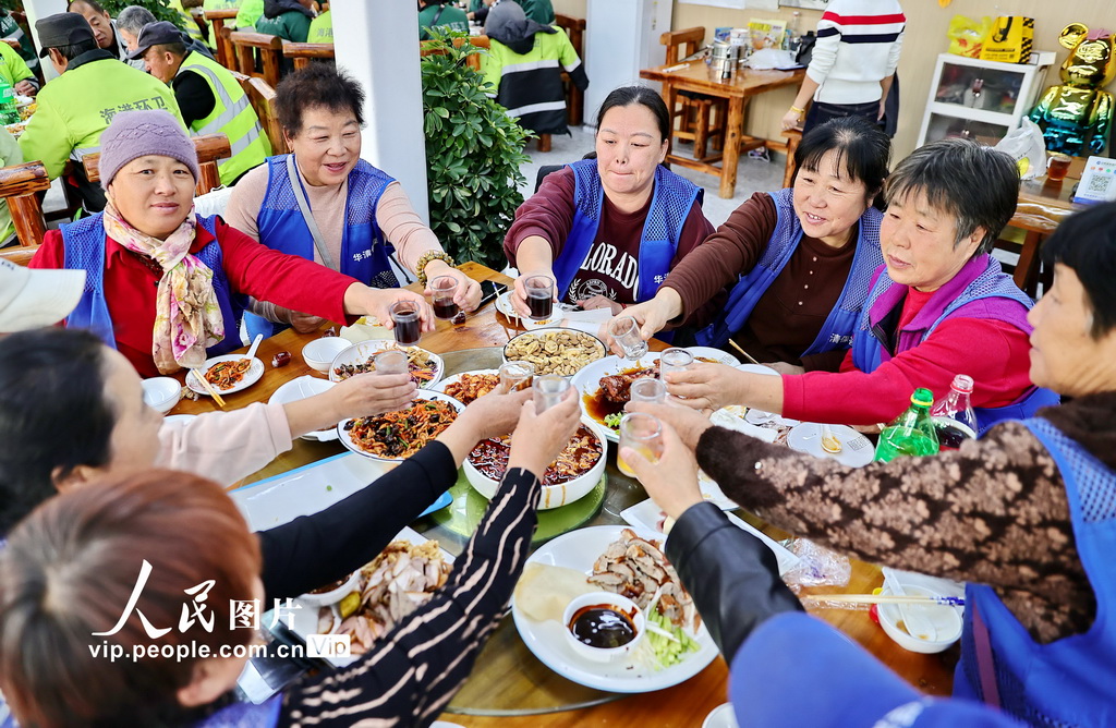 河北秦皇岛：关爱环卫工人 迎接全国环卫工人节【3】