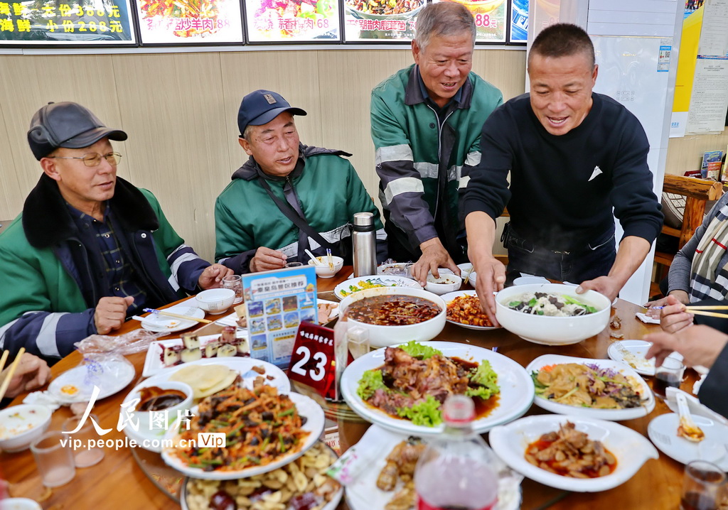 河北秦皇岛：关爱环卫工人 迎接全国环卫工人节【2】