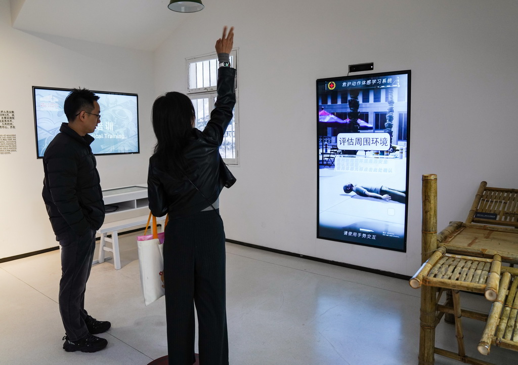 10月25日，参观者在中国红十字会救护总队贵阳图云关抗战纪念馆内体验救护动作体感学习系统。