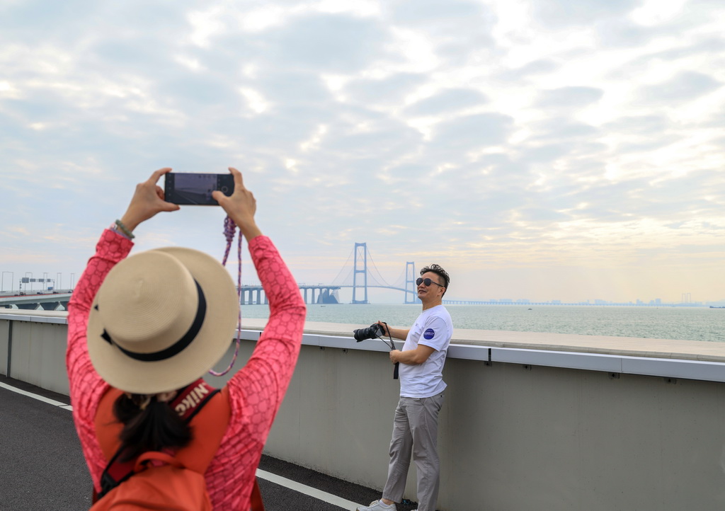 10月25日，游客在深中通道西人工岛上留影。