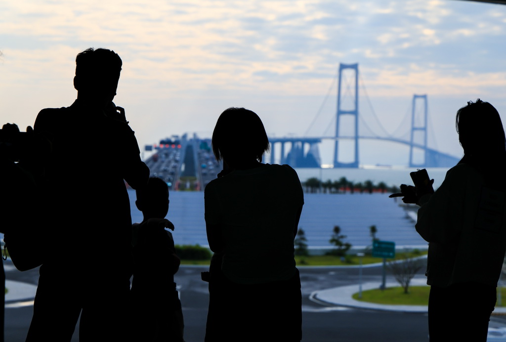 10月25日，游客在深中通道西人工岛中庭的观景平台拍摄深中大桥。