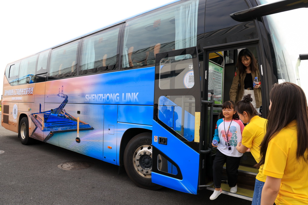 10月25日，游客抵达深中通道西人工岛。