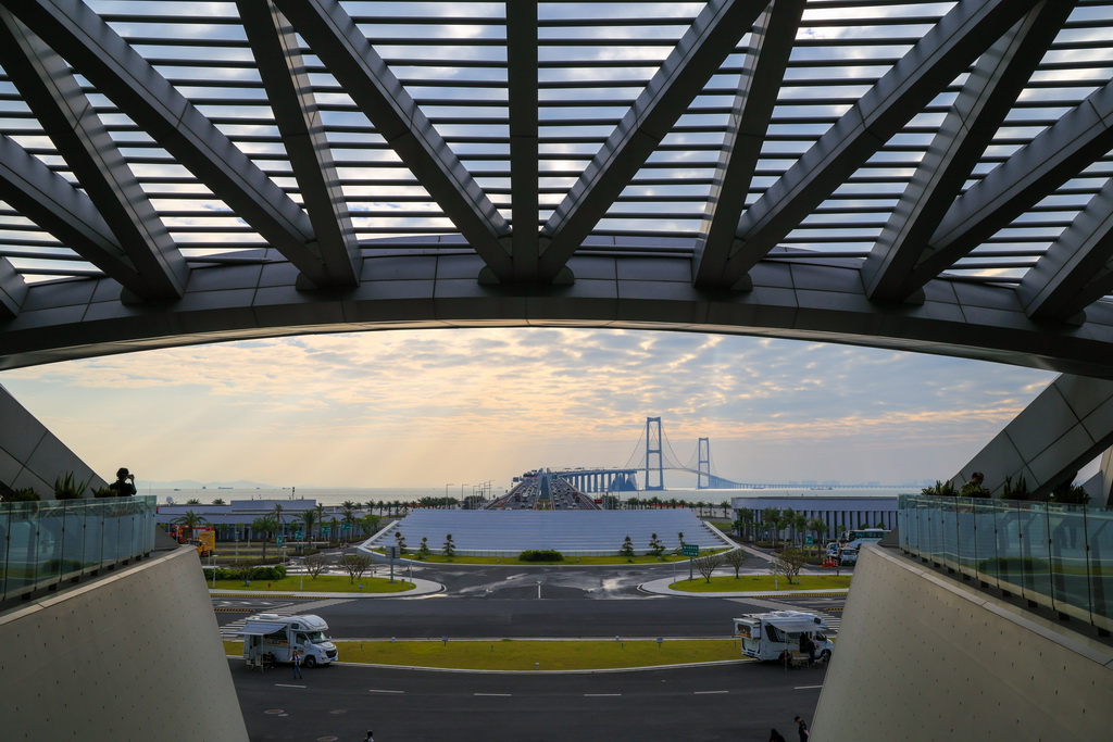 10月25日，在深中通道西人工岛中庭的观景平台拍摄的深中大桥和西人工岛景观。