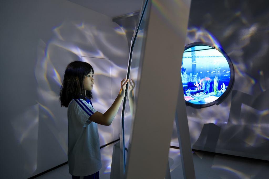 10月25日，小游客在深中通道西人工岛上的粤港澳大湾区跨海通道科普基地内体验互动游戏。