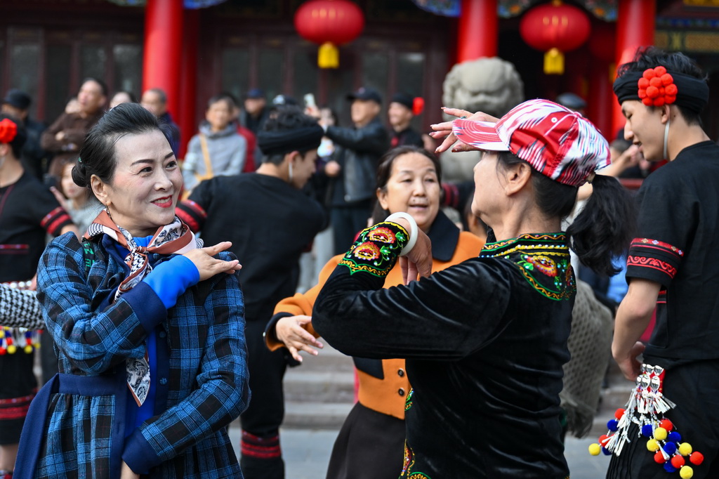 10月27日，在新疆乌鲁木齐市人民公园快闪活动中，市民、游客参与互动。