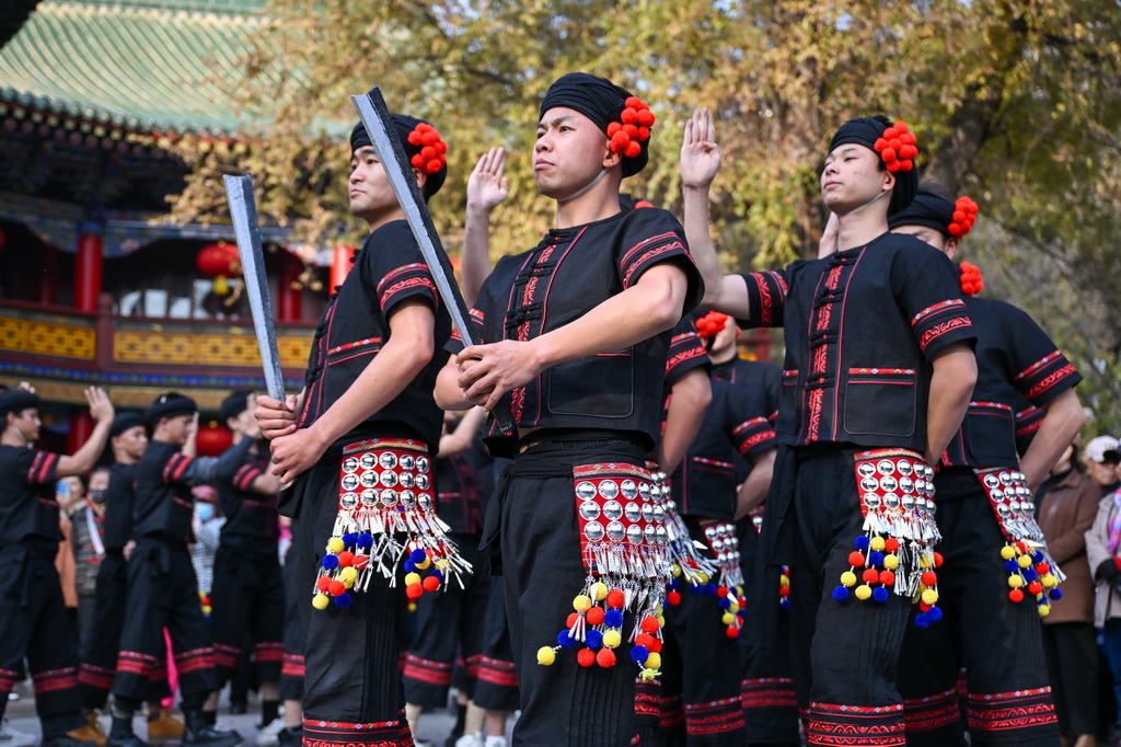 10月27日，在新疆乌鲁木齐市人民公园，云南省歌舞剧院的舞蹈演员现场演绎《望山》片段。