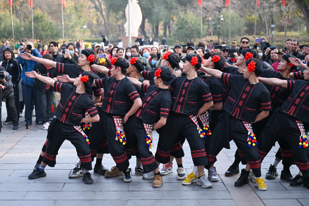 10月27日，在新疆乌鲁木齐市人民公园，云南省歌舞剧院的舞蹈演员现场演绎《望山》片段。