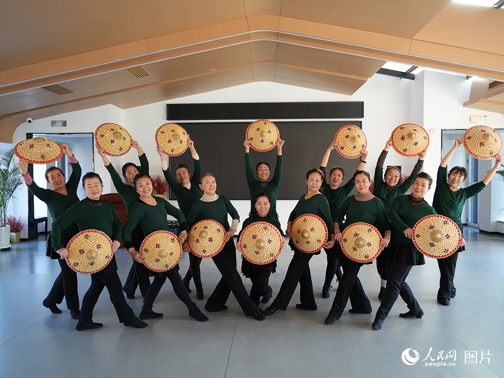 10月26日，辽宁省沈阳市长安社区，居民阿姨们在社区的活动室里排练舞蹈。人民网记者 周颂雪摄