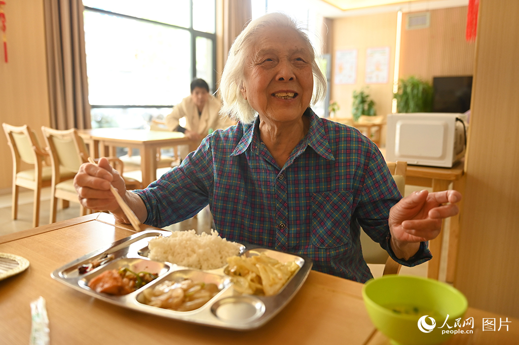 10月26日，独居老人在湖北省荆州市城南街道梅村社区幸福食堂就餐。人民网记者 王郭骥摄
