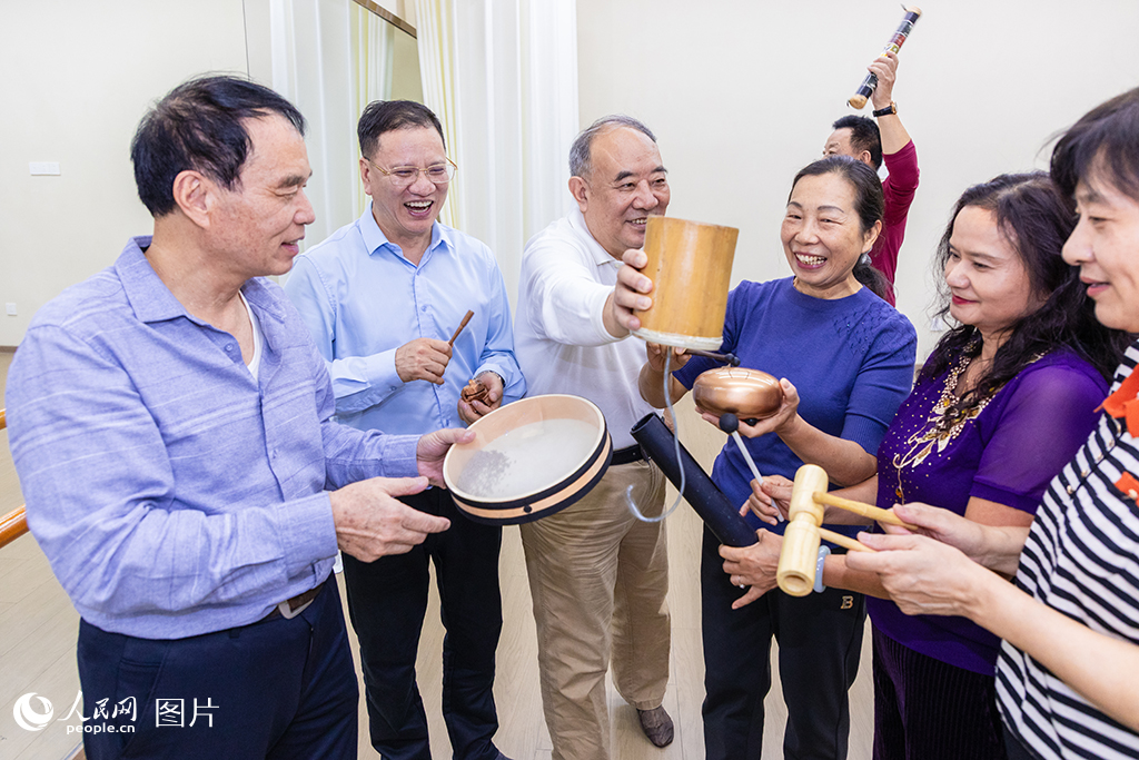 10月24日，在位于福建福州的福建开放大学（国家老年大学福建分部），参加音乐疗养课程的老年学生们正在体验各种有趣的发声乐器。人民网记者 焦艳摄