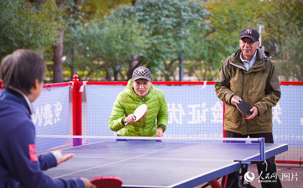 10月22日，在黑龙江省哈尔滨市儿童公园的乒乓球场内，不少老年人在这里切磋球技、锻炼身体，乐享着幸福的晚年生活。人民网记者 苏靖刚摄