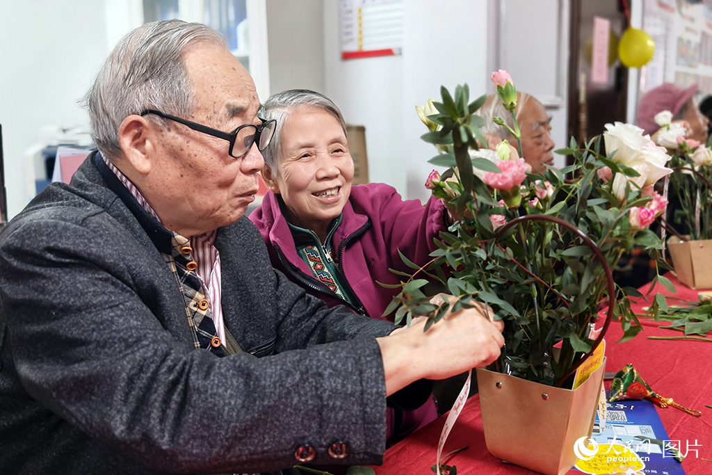 10月21日，陕西省西安市吉祥社区举办“情暖吉祥  爱在重阳”志愿服务活动，插花体验环节吸引众多群众参与。 人民网记者 魏鑫摄