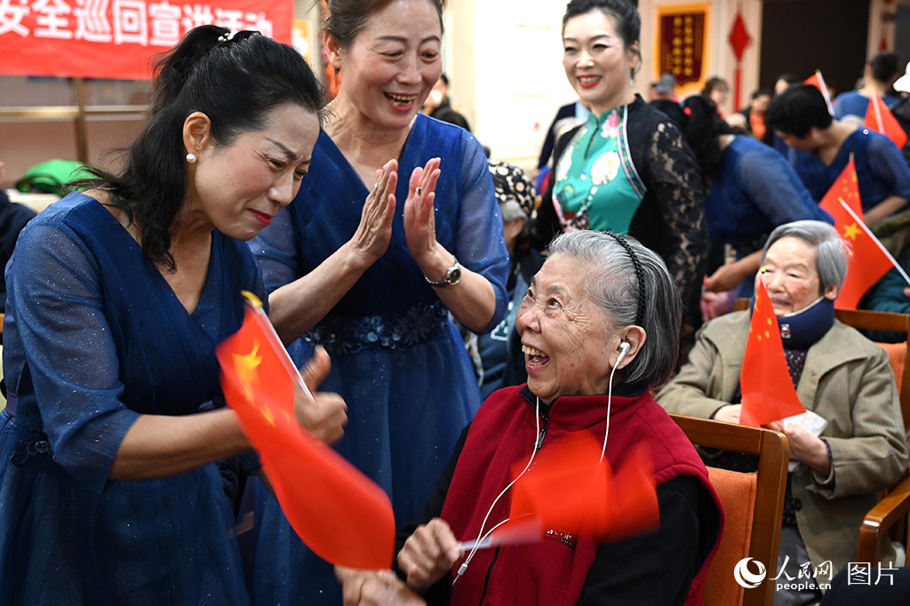 10月21日，河南省老干部活动学习中心小合唱团来到郑州市金水区经八路街道养老服务中心慰问演出，和老人们联欢，共迎重阳节的到来。人民网记者 王玉兴摄