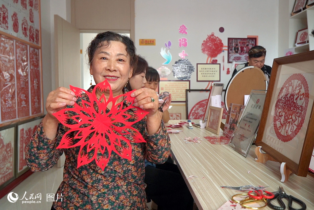 10月10日，宁夏吴忠市利通区胜利镇上桥社区老人们正在进行重阳节主题剪纸创作。人民网记者 梁宏鑫摄